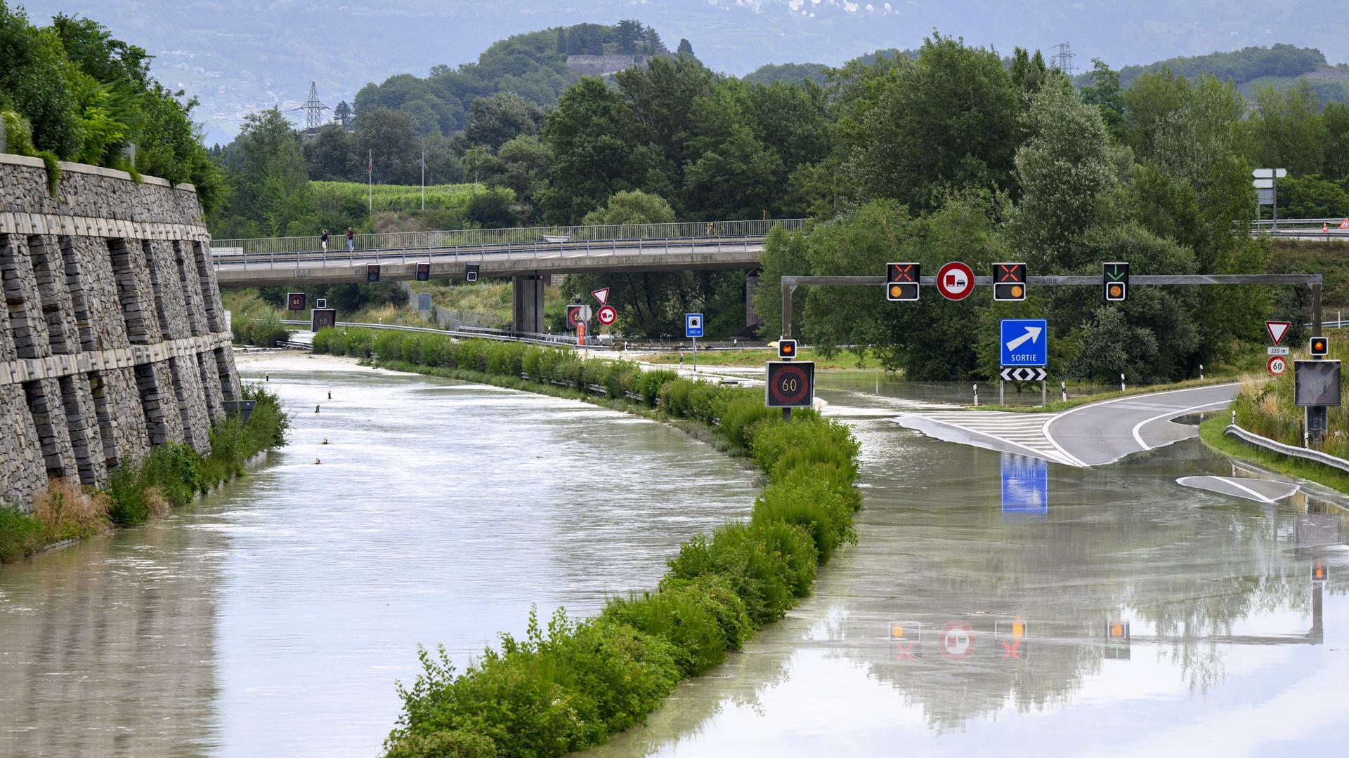 Die Rhone hat nach einem Unwetter im Kanton Wallis in der Schweiz die Autobahn A9 unter Wasser gesetzt. 