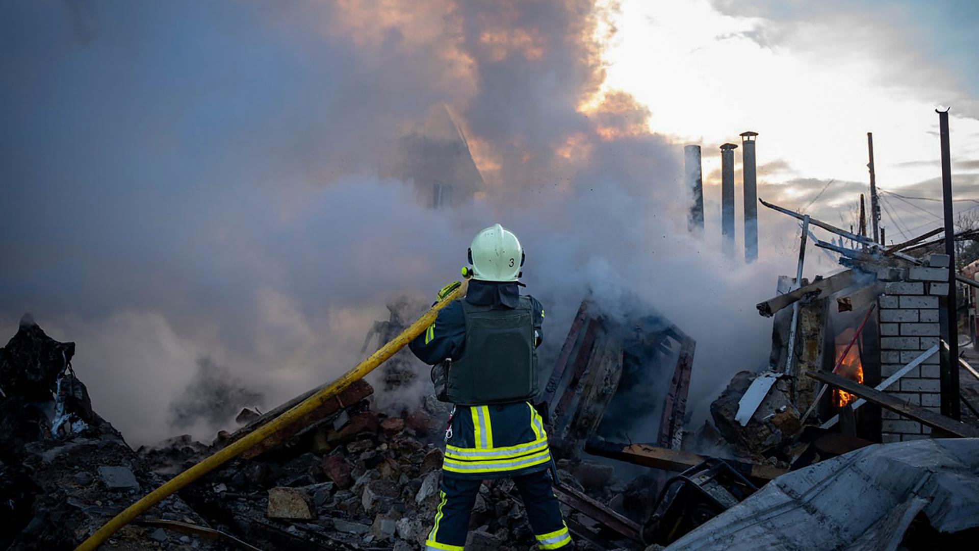 Auf diesem vom ukrainischen Rettungsdienst zur Verfügung gestellten Foto löscht ein Feuerwehrmann den Brand nach einem russischen Raketenangriff in der Region Odessa.