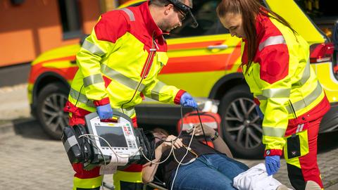 Rettungsdienst in Brandenburg, ein Notarzt und eine Sanitäterin versorgen eine Patientin.