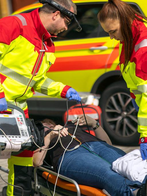 Rettungsdienst in Brandenburg, ein Notarzt und eine Sanitäterin versorgen eine Patientin.