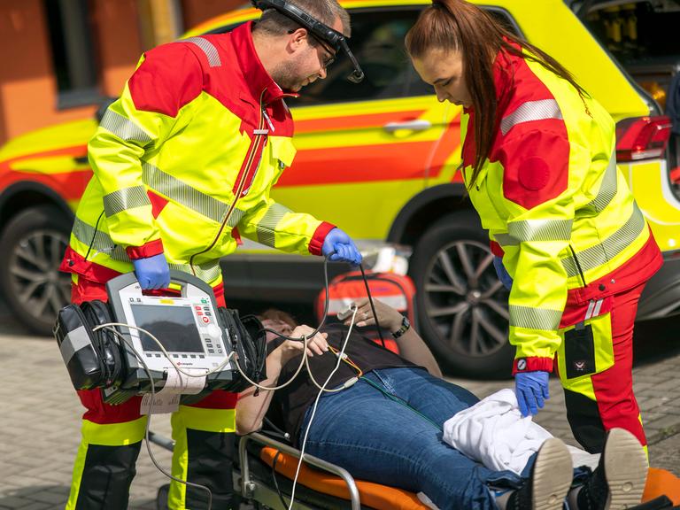 Rettungsdienst in Brandenburg, ein Notarzt und eine Sanitäterin versorgen eine Patientin.