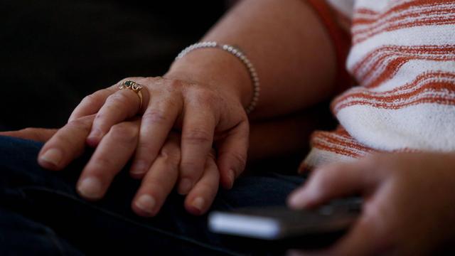 Die Hand einer Frau liegt auf der Hand eines Mannes