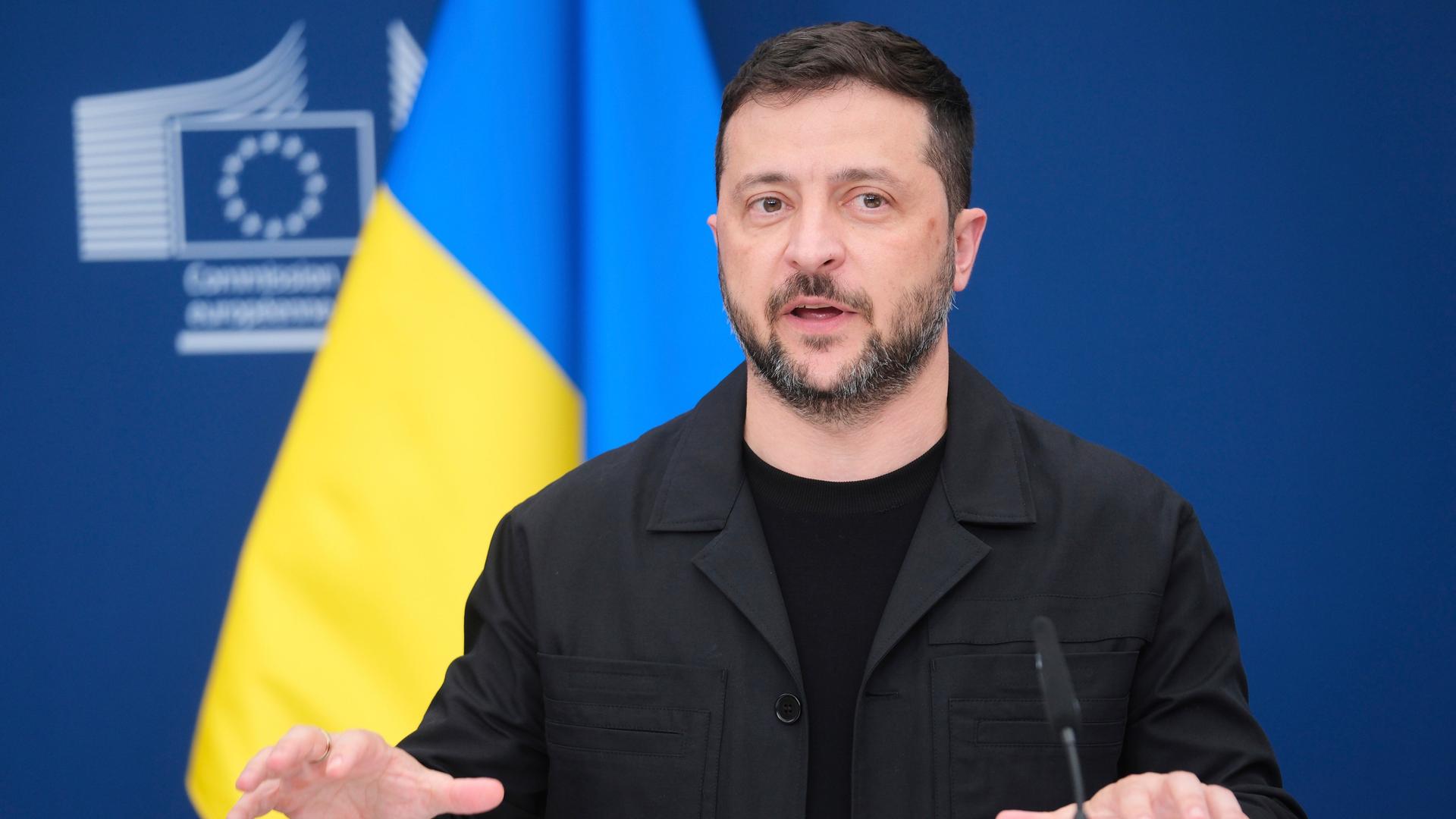 Ukraines Präsident Wolodymyr Selenskyj während einer Pressekonferenz in Brüssel an einem Rednerpult.