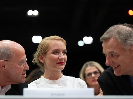 Gregor Gysi (l-r) unterhält sich mit Ines Schwerdtner und Jan van Aken, neuen Vorsitzende der Partei Die Linke, auf dem Bundesparteitag der Linken. Auf dem dreitägigen Parteitag wählten die Delegierten einen neuen Vorstand.