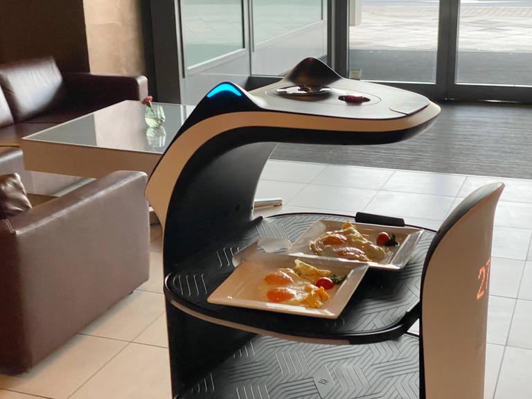 Servierrotober bringt zwei gefüllte Teller in einem Restaurant