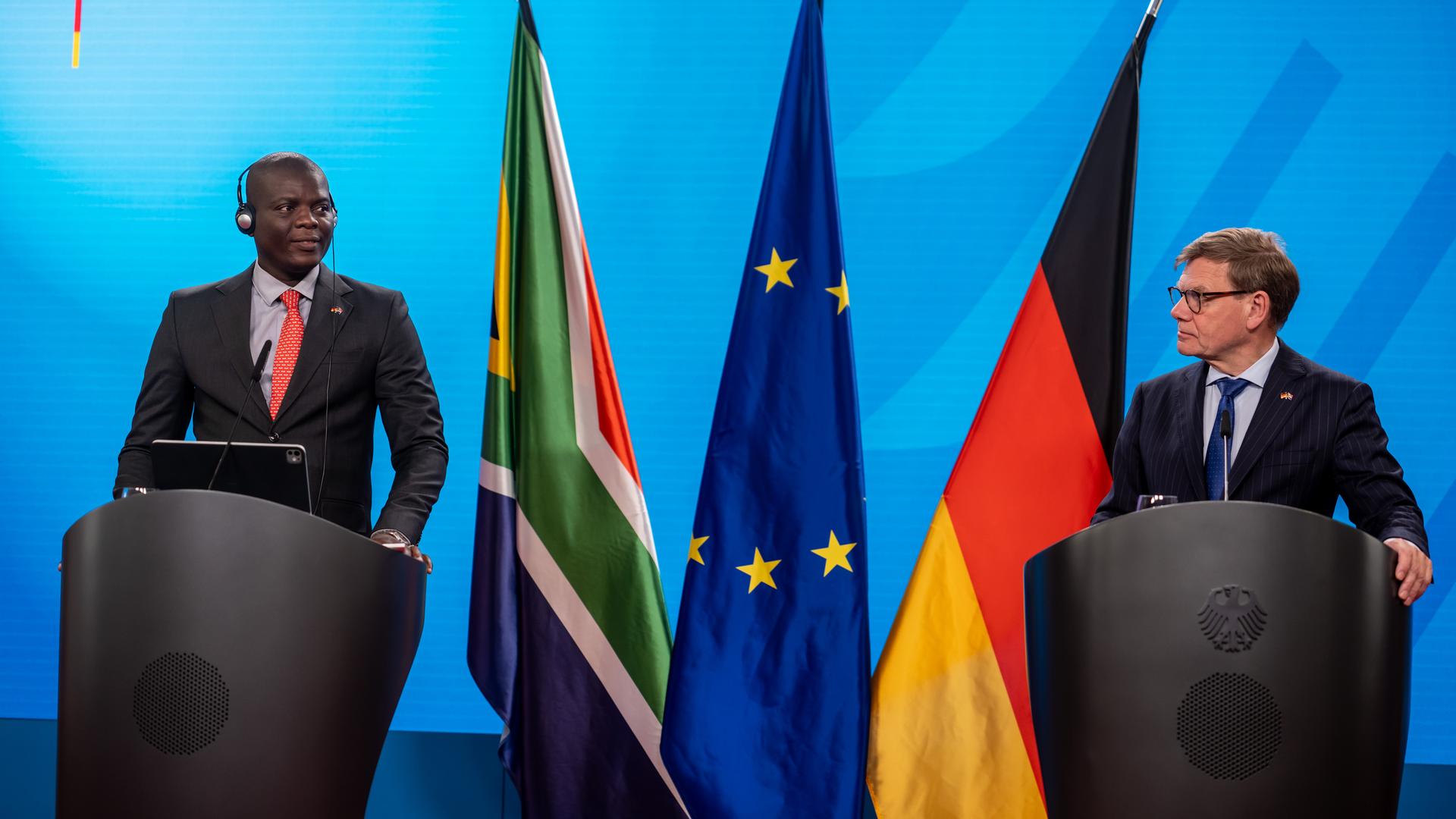 Johann Wadephul (CDU, r), Außenminister, steht neben seinem südafrikanischen Amtskollegen Ronald Ozzy Lamola zum Treffen der binationalen Kommission. 