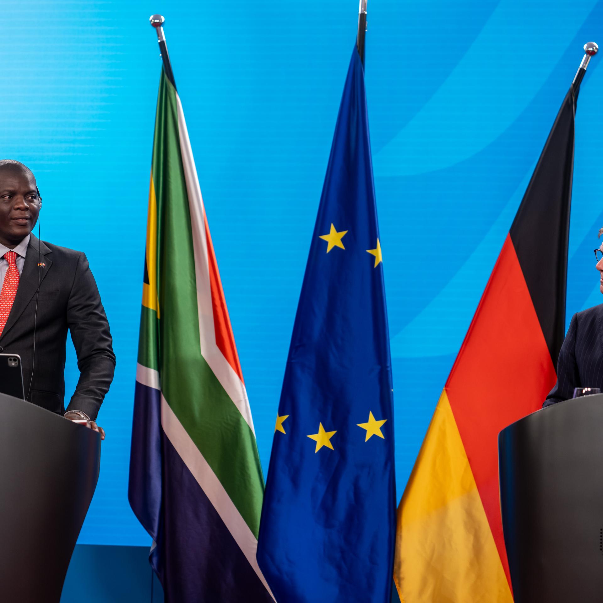 Johann Wadephul (CDU, r), Außenminister, steht neben seinem südafrikanischen Amtskollegen Ronald Ozzy Lamola zum Treffen der binationalen Kommission. 