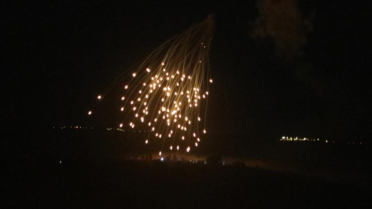 Ein israelischer Luftangriff erhellt den Himmel über dem Ort Chijam im Süd-Libanon.