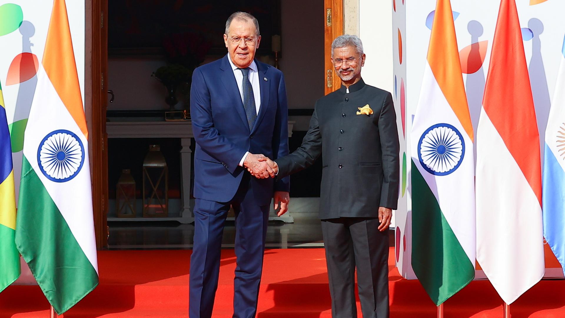 Indiens Außenminister Subrahmanyam Jaishankar schüttelt seinem russischen Amtskollegen Sergej Lawrow beim G20-Gipfel symbolisch die Hand. Indiens Außenminister Subrahmanyam Jaishankar schüttelt seinem russischen Amtskollegen Sergej Lawrow beim G20-Gipfel symbolisch die Hand.
