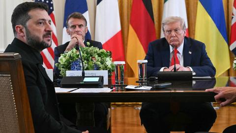Frankreichs Präsident Emmanuel Macron (2.v.l.) und US-Präsident Donald Trump (r.) hören dem ukrainischen Präsidenten Wolodymyr Selenskyj bei einem Treffen im Weißen Haus zu.