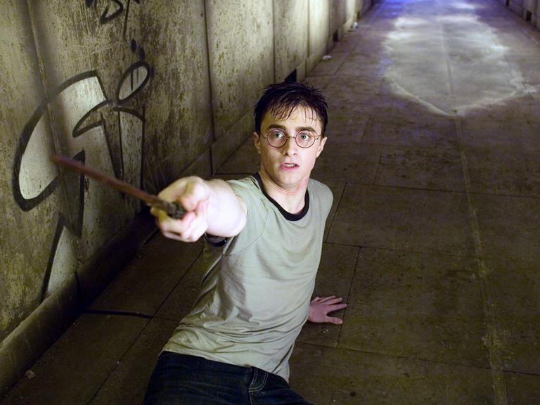 Harry Potter greift zum Zauberstab.