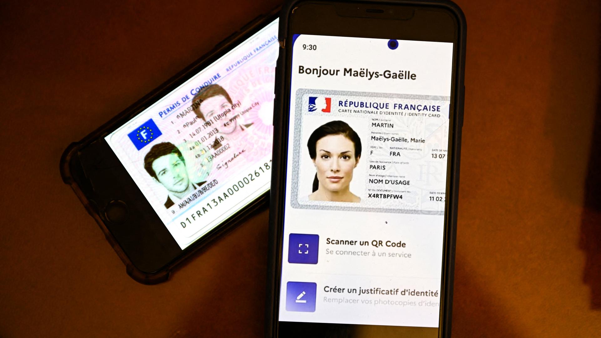 Beispiele eines digitalen Personalausweises und Führerschein aus Frankreich auf Handys.