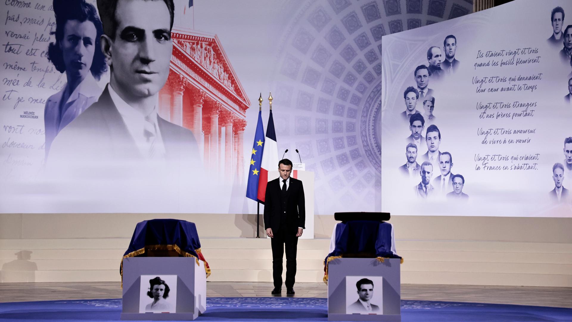 Das Foto zeigt den französischen Präsidenten Emmanuel Macron. Er erweist Missak Manouchian und seiner Frau Melinee Manouchian im Pantheon-Denkmal während ihrer Einführungszeremonie die Ehre.