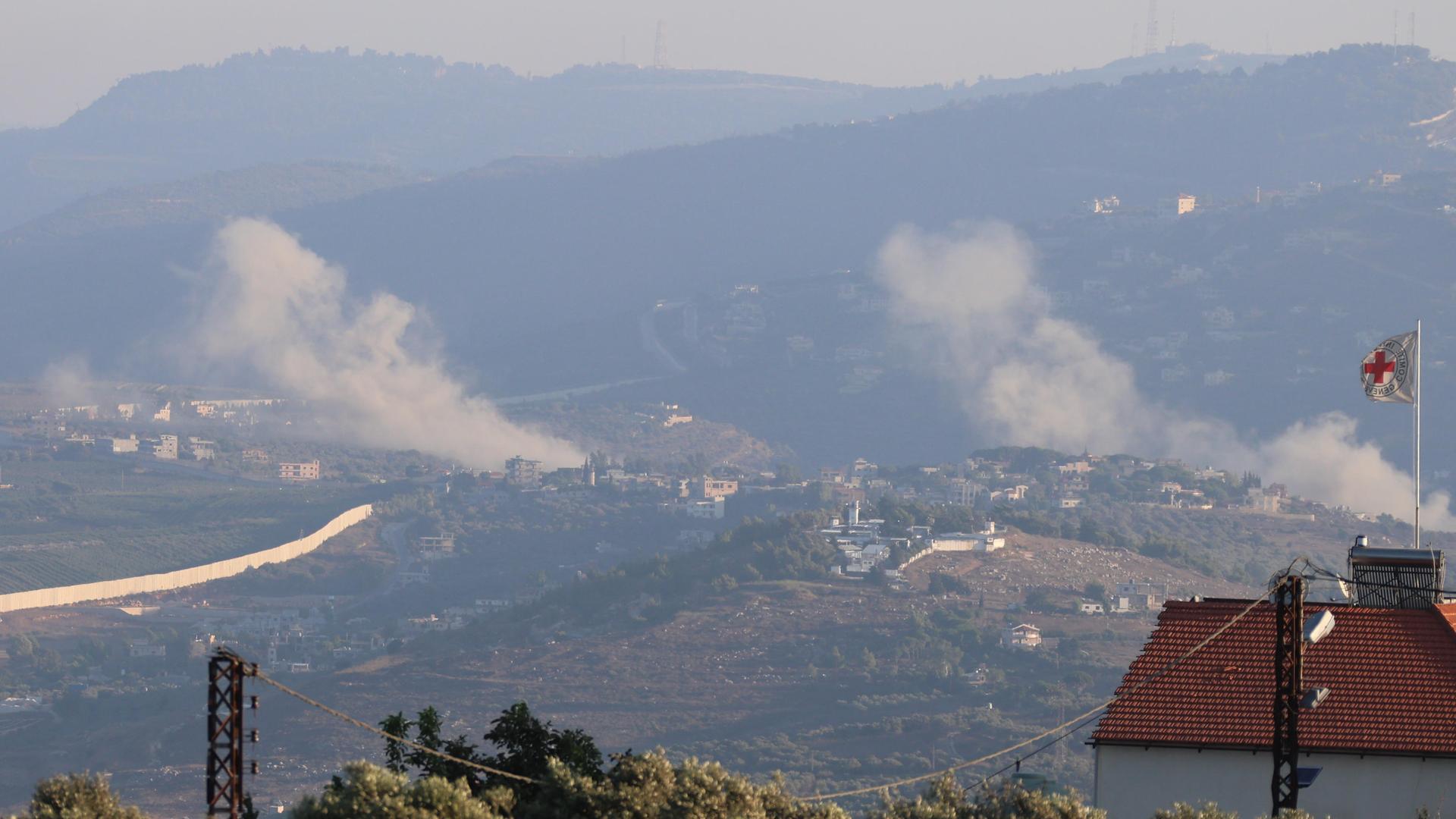 Nach einem israelischen Angriff steigen in Kfar Kila im Südlibanon Rauchwolken auf