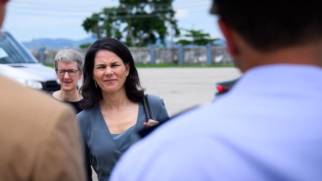Eine Frau mit zusammen gekniffenen Augen blickt in die Kamera. Vor ihr stehen andere Personen, die nicht zu erkennen sind. Die Frau ist die deutsche Außenministerin Annalena Baerbock. Eine Frau mit zusammen gekniffenen Augen blickt in die Kamera. Vor ihr stehen andere Personen, die nicht zu erkennen sind. Die Frau ist die deutsche Außenministerin Annalena Baerbock.