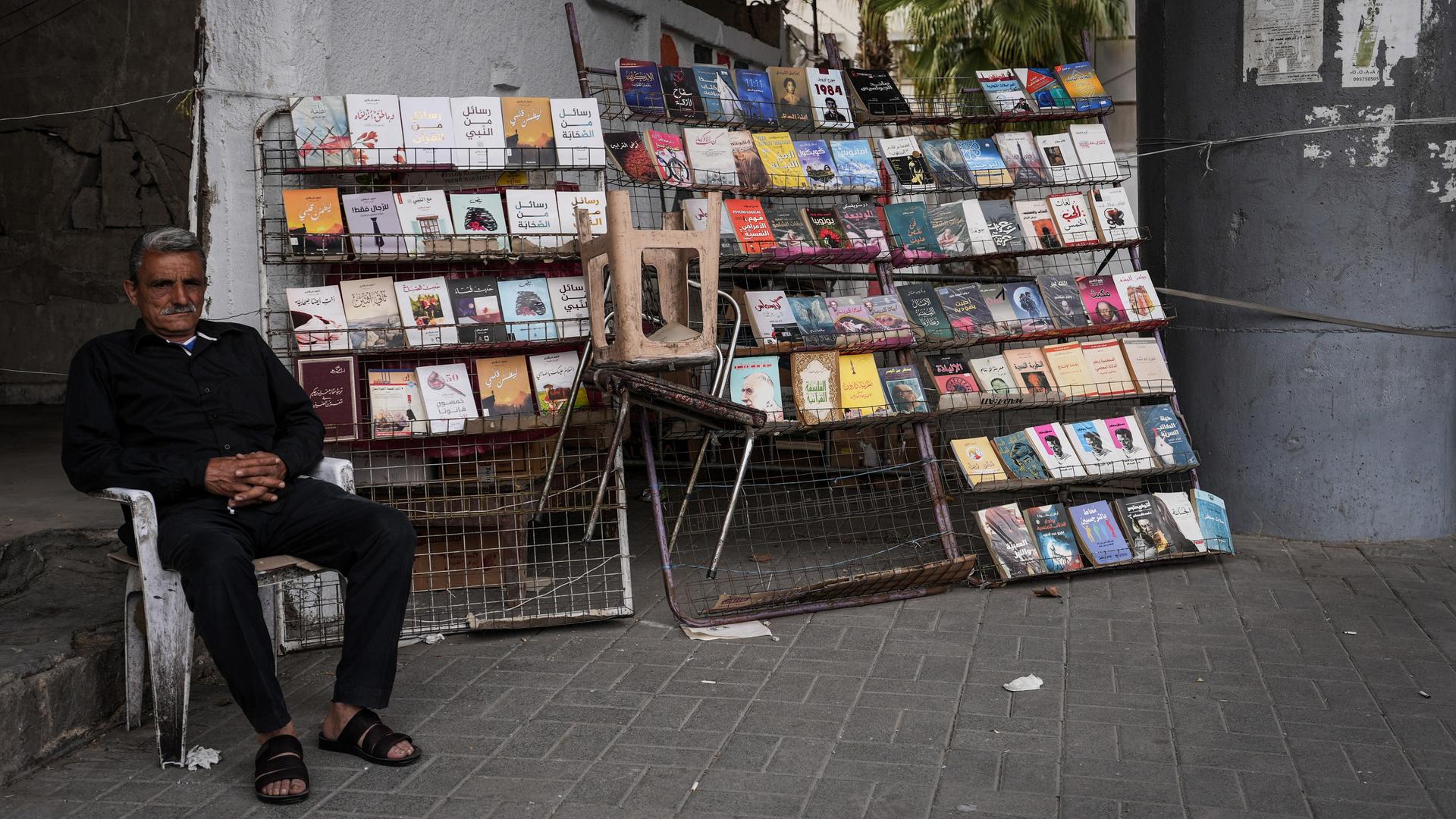 Ein syrischer Buchhändler sitzt neben seinem Bücherstand auf dem Bürgersteig in Damaskus. Aufnahmedatum: März 2025. Ein syrischer Buchhändler sitzt neben seinem Bücherstand auf dem Bürgersteig in Damaskus. Aufnahmedatum: März 2025.