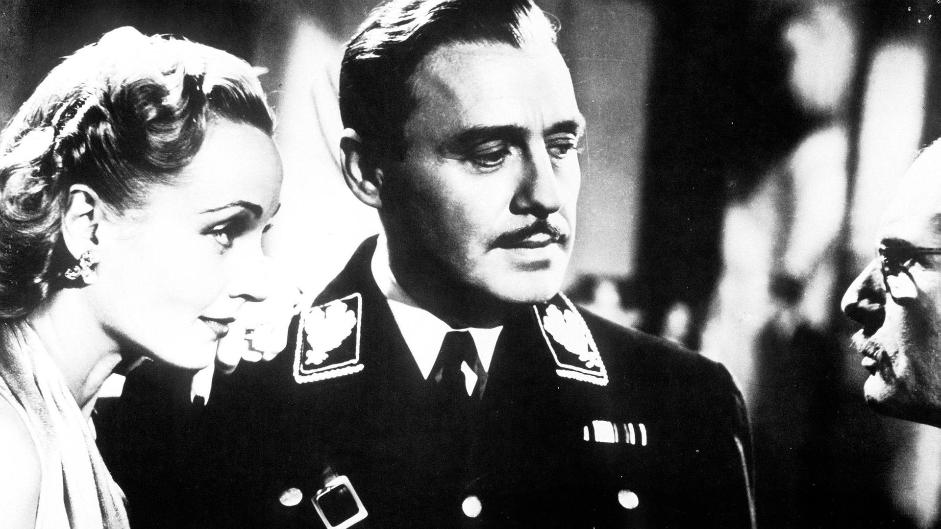 Ernst Lubitschs "Sein oder Nichtsein " von 1942 - satirische Filmkomödie über polnische Schauspieler, die ihre für ein Antinazistück hergestellten Uniformen für die Arbeit in der Widerstandbewegung benutzen