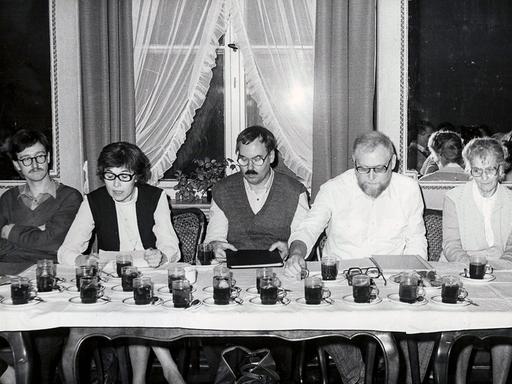 Lesung des ZSA "Maxim Gorki" in Zentralhaus der DSF, die beiden Frauen sind Elfriede Wojaczek-Steffke und ihre Mutter, Elfriede Wojaczek
Lesung des ZSA "Maxim Gorki" in Zentralhaus der DSF, die beiden Frauen sind Elfriede Wojaczek-Steffke und ihre Mutter, Elfriede Wojaczek