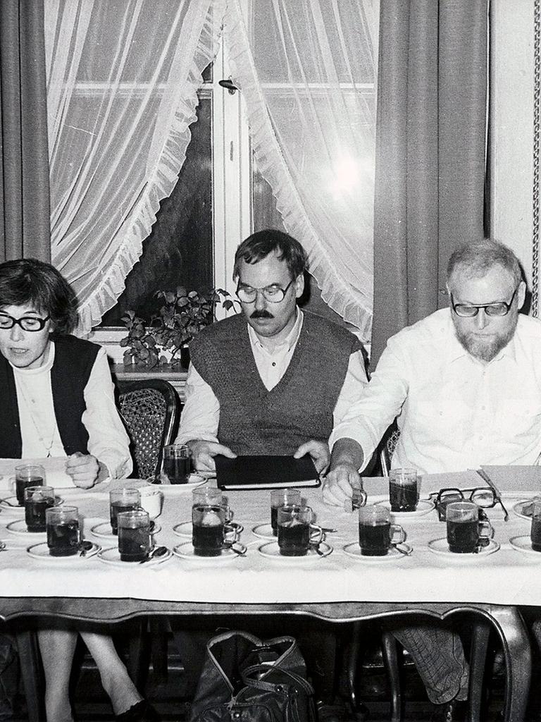 Lesung des ZSA "Maxim Gorki" in Zentralhaus der DSF, die beiden Frauen sind Elfriede Wojaczek-Steffke und ihre Mutter, Elfriede Wojaczek
