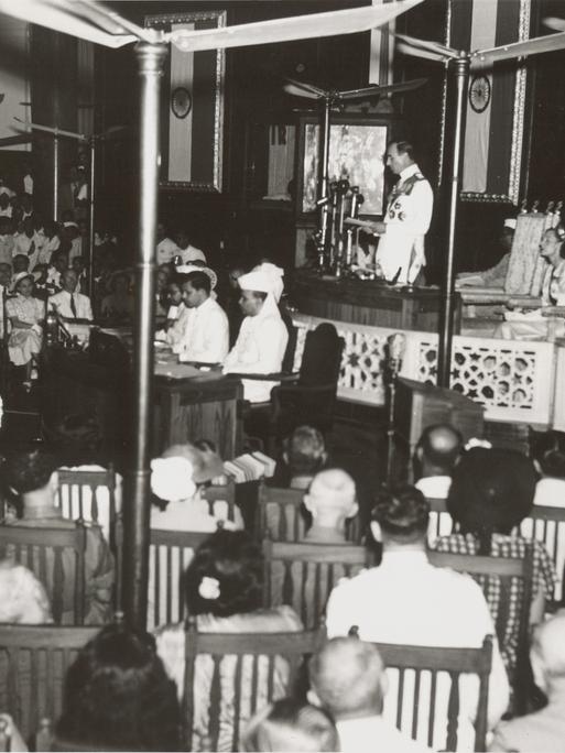 Lord Mountbatten, der britische Unterhändler, während einer Ansprache auf der konstituierenden Verfassungsversammlung zur Unabhängigkeit Indiens