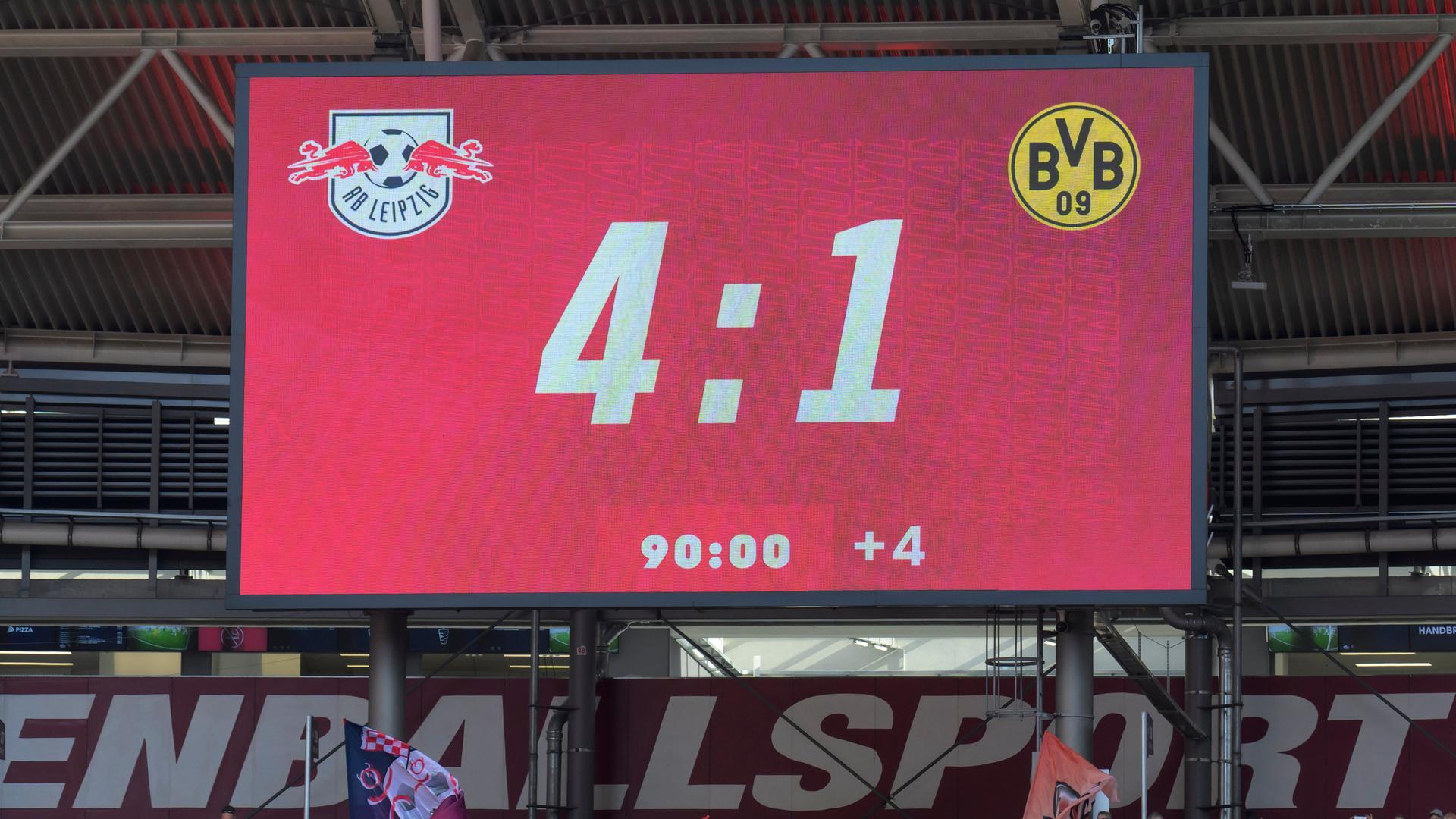 Auf einer Anzeigetafel in einem Fußballstadion steht neben dem Spielstand auch die Spielzeit "90+4".