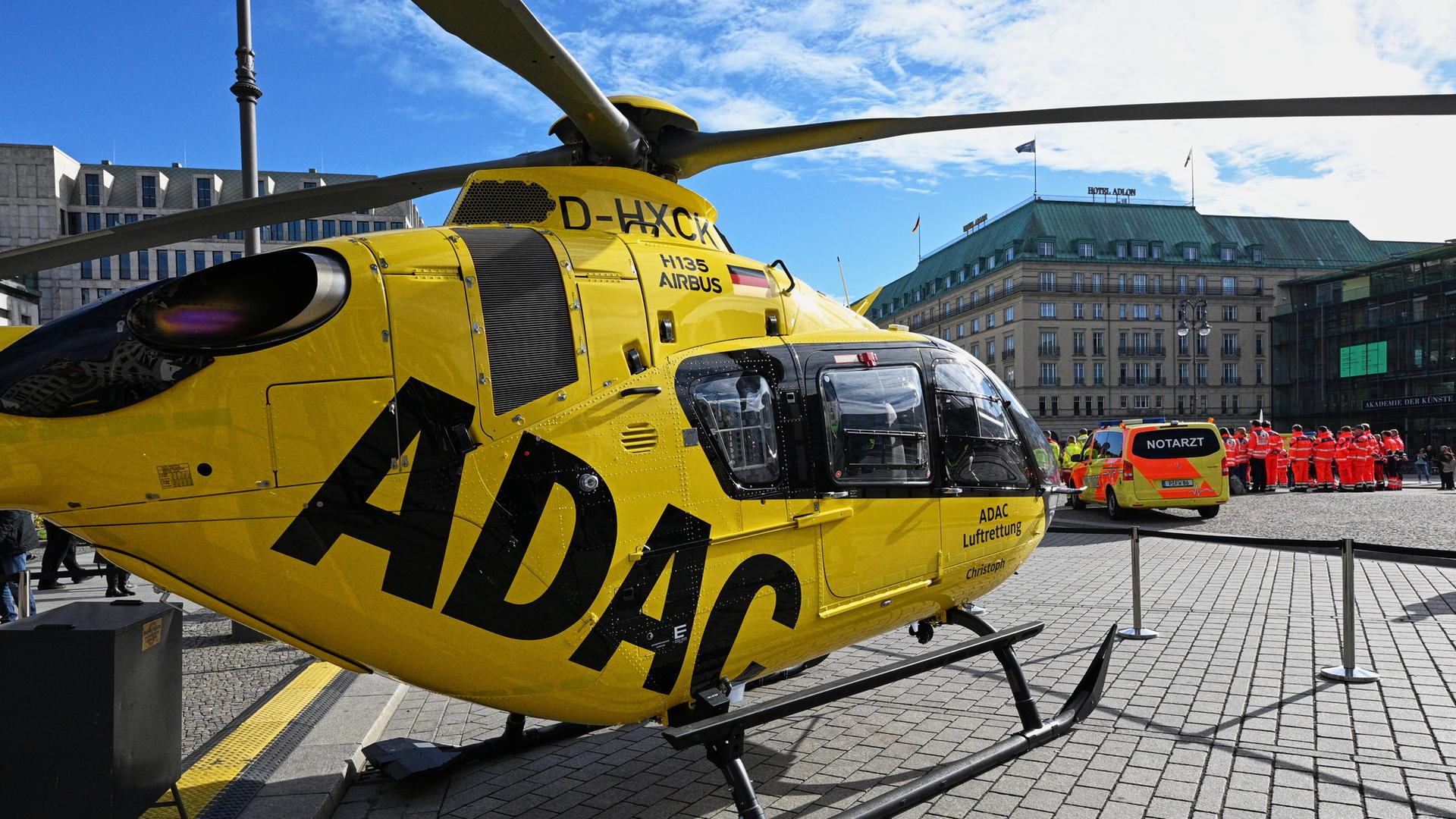 Bei einer Aktion zur Reform der Notfallversorgung unter dem Motto "Notfallversorgung sichern“ stehen verschiedene Organisationen mit Rettungshubschraubern und Rettungswagen vor dem Brandenburger Tor. Bei einer Aktion zur Reform der Notfallversorgung unter dem Motto "Notfallversorgung sichern“ stehen verschiedene Organisationen mit Rettungshubschraubern und Rettungswagen vor dem Brandenburger Tor.
