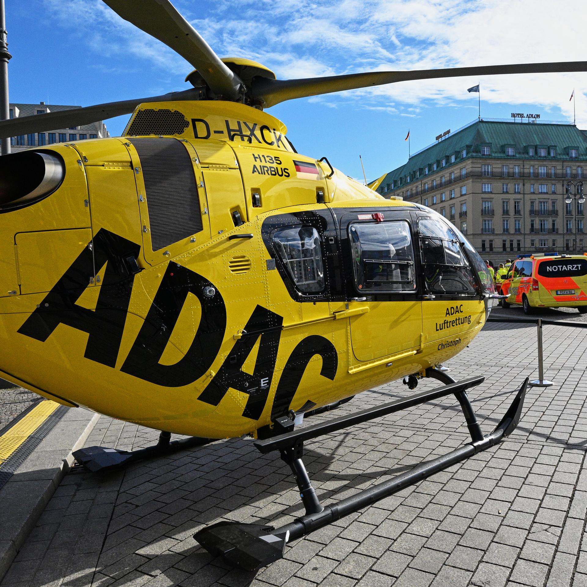 Bei einer Aktion zur Reform der Notfallversorgung unter dem Motto "Notfallversorgung sichern“ stehen verschiedene Organisationen mit Rettungshubschraubern und Rettungswagen vor dem Brandenburger Tor.
