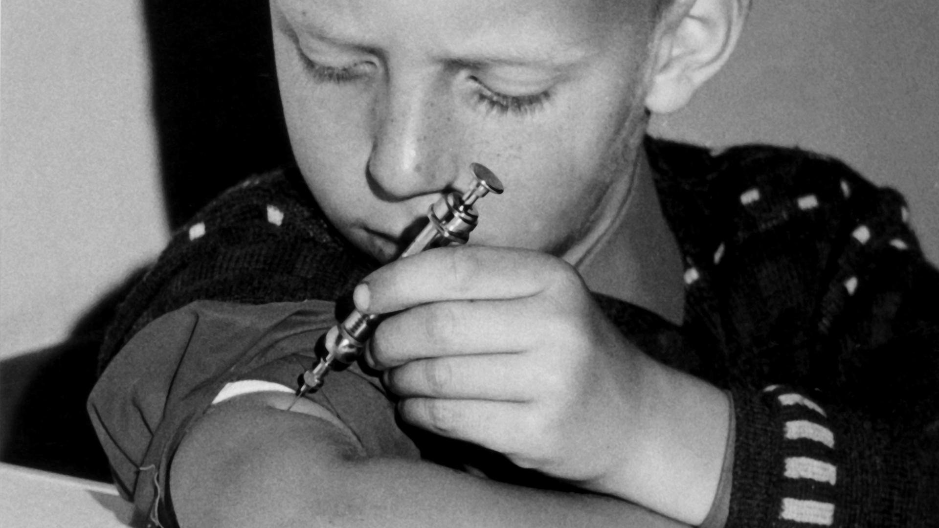 Kind spritzt sich Insulin in den Oberarm 1966.