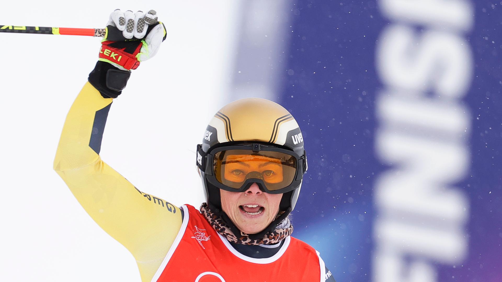 Daniela Maier (Deutschland) hebt im Ziel den rechten Arm zum Sieg hoch.