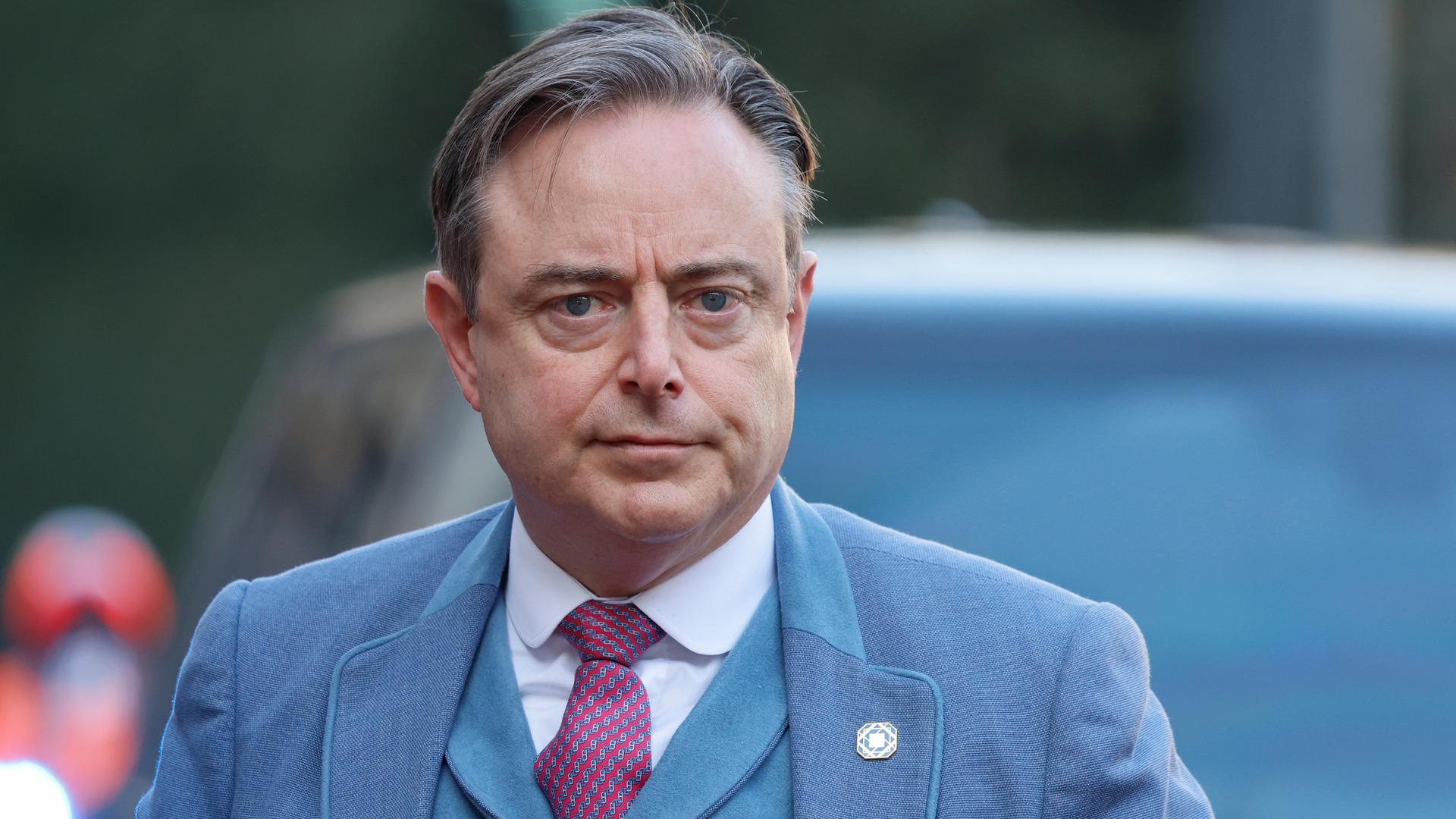 Der neue belgische Premierminister Bart De Wever. Er trägt einen blauen Anzug mit einer roten Krawatte.