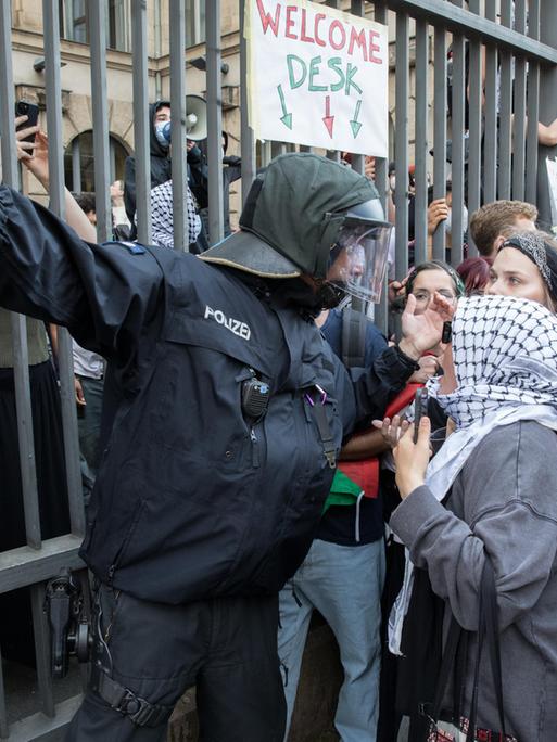 Die Berliner Polizei bemüht sich am 23. Mai 2024 um Auflösung einer Besetzung von etwa 150 Propalästinensischen Aktivisten an der Humboldt-Uni, die sich am Vortag dort verbarrikadiert hatten.