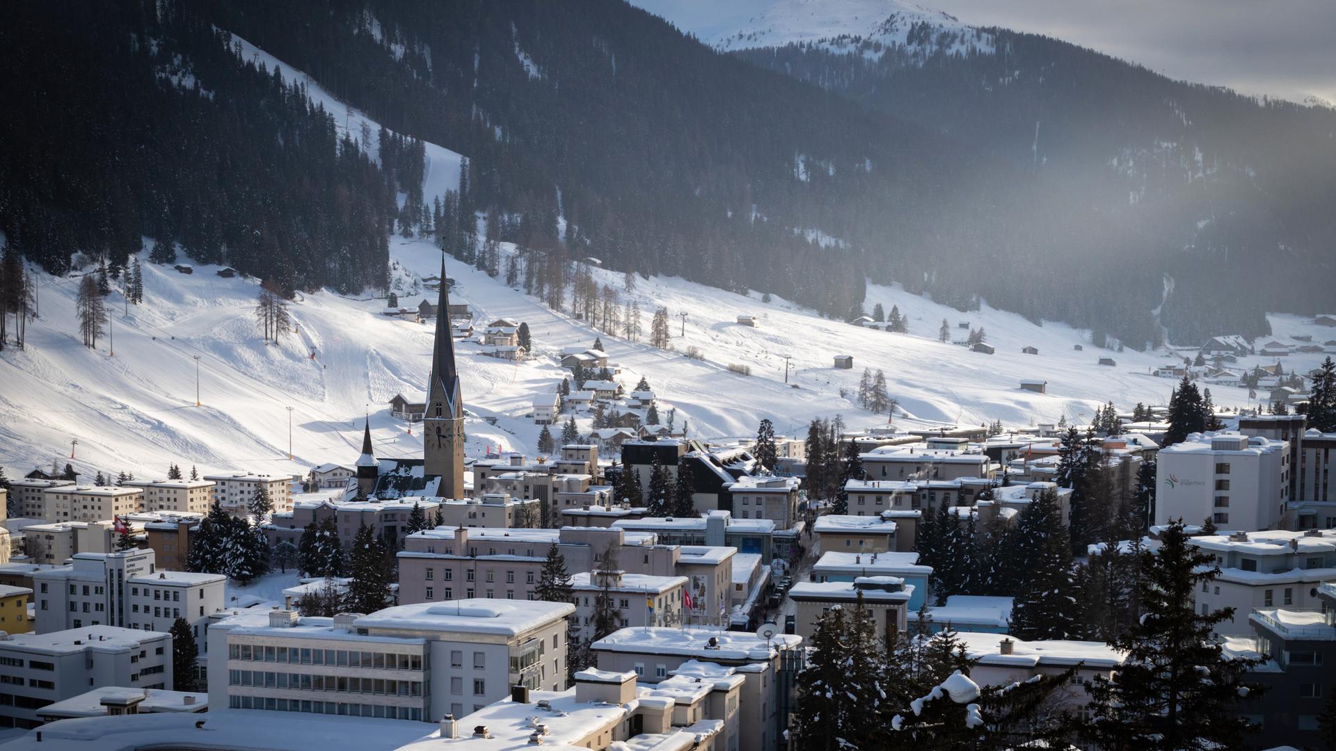 Blick auf die malerisch verschneite Stadt Davos.