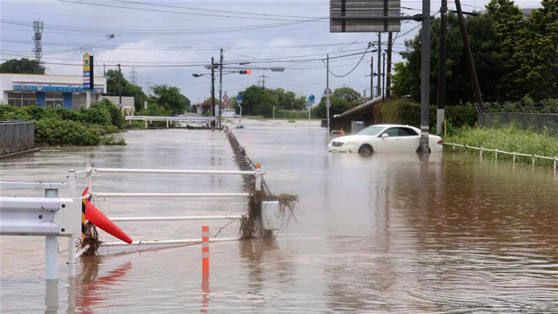 Blick auf wegen starker Regenfälle überschwemmte Straßen in Kumamoto, Südjapan. Blick auf wegen starker Regenfälle überschwemmte Straßen in Kumamoto, Südjapan.