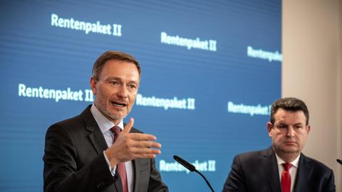 Christian Lindner (FDP, l), Bundesminister der Finanzen, spricht neben Hubertus Heil (SPD), Bundesminister für Arbeit und Soziales, bei einem Pressestatement zum geplanten Rentenpaket II.