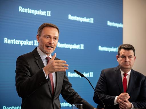 Christian Lindner (FDP, l), Bundesminister der Finanzen, spricht neben Hubertus Heil (SPD), Bundesminister für Arbeit und Soziales, bei einem Pressestatement zum geplanten Rentenpaket II.