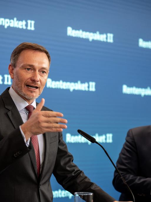 Christian Lindner (FDP, l), Bundesminister der Finanzen, spricht neben Hubertus Heil (SPD), Bundesminister für Arbeit und Soziales, bei einem Pressestatement zum geplanten Rentenpaket II.