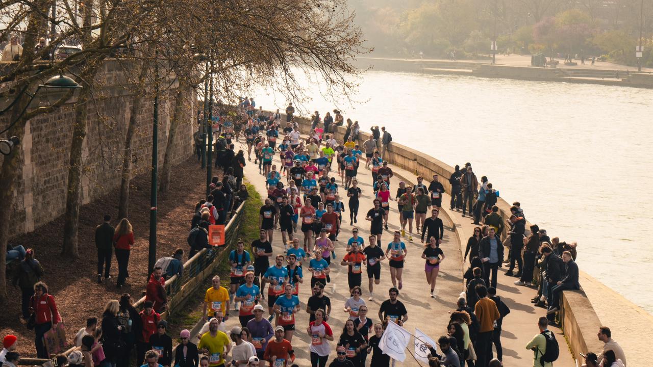 Läuferinnen und Läufer an der Seine in Paris beim Halbmarathon im März.