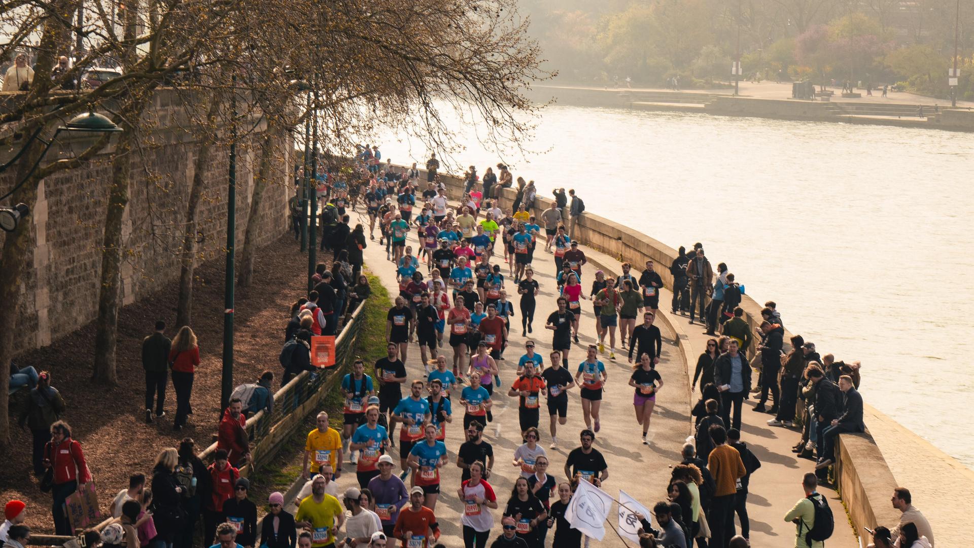 Läuferinnen und Läufer an der Seine in Paris beim Halbmarathon im März.