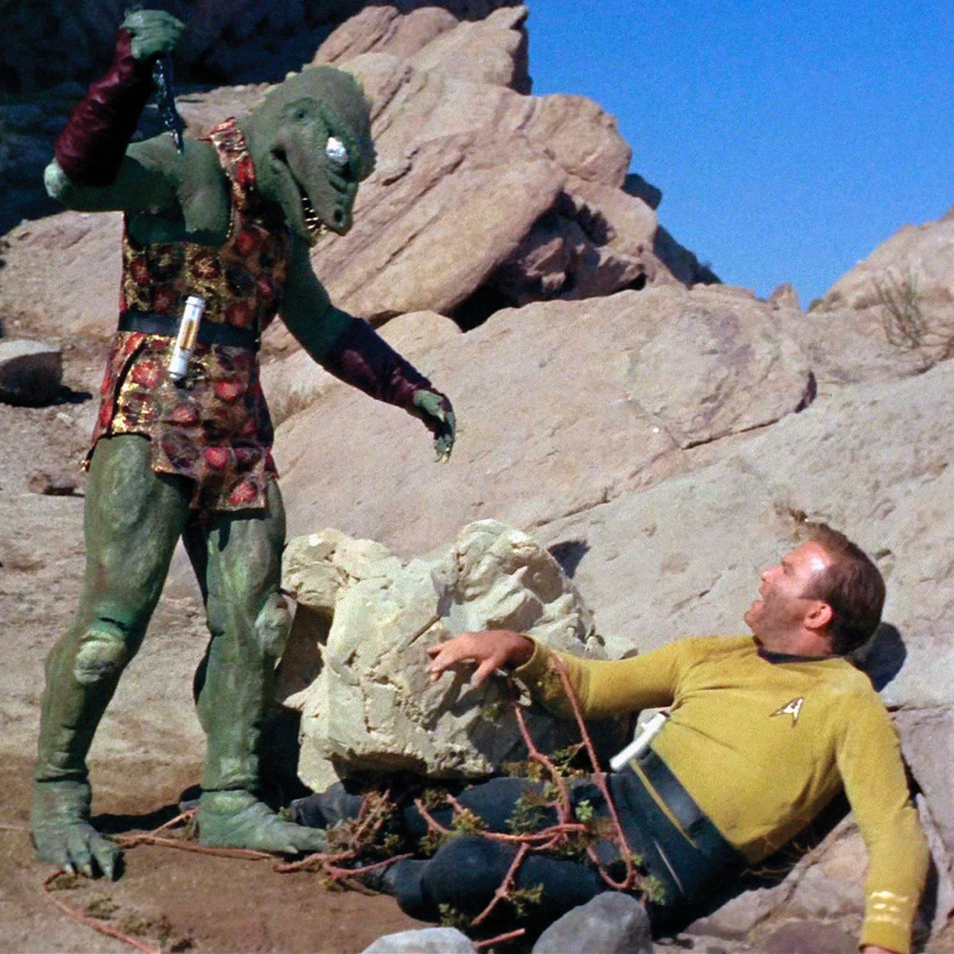 Captain James T. Kirk im Kampf gegen einen Gorn (Szene aus Star Trek (1966) mit William Shatner)