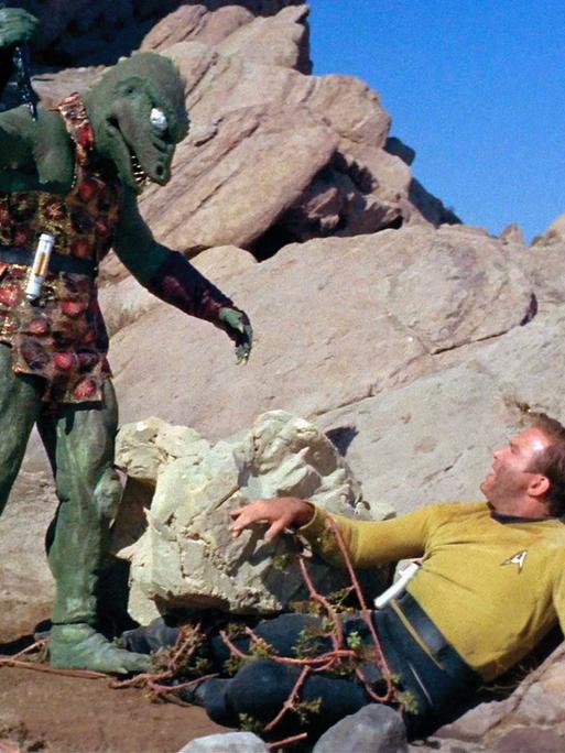 Captain James T. Kirk im Kampf gegen einen Gorn (Szene aus Star Trek (1966) mit William Shatner)