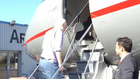 Julian Assange steigt nach seiner Freilassung in ein Flugzeug und verlässt Großbritannien.