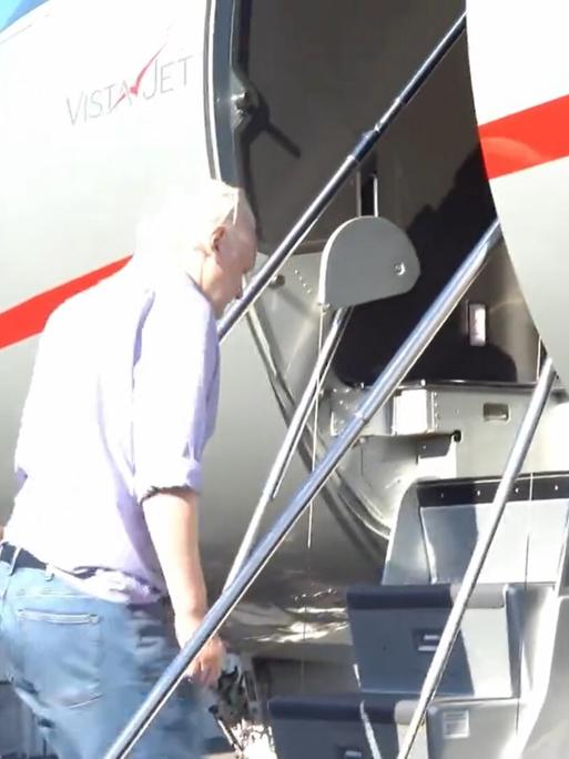 Julian Assange steigt nach seiner Freilassung in ein Flugzeug und verlässt Großbritannien.