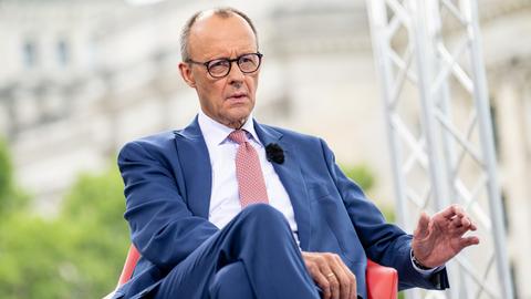 Friedrich Merz (CDU), Parteichef, nimmt an der Aufzeichnung des ARD-Sommerinterviews teil. Er sitzt auf einem roten Sessel.