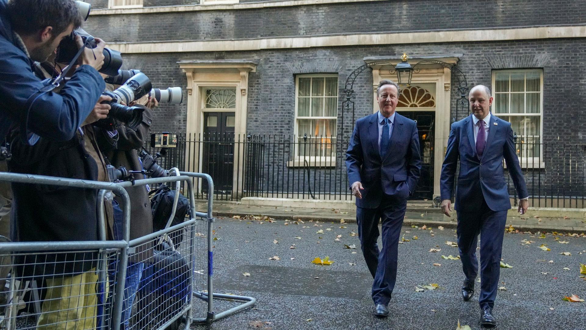 London: David Cameron, neu ernannter Außenminister von Großbritannien, verlässt die Downing Street. Auf der linken Seite stehen Fotografen. London: David Cameron, neu ernannter Außenminister von Großbritannien, verlässt die Downing Street. Auf der linken Seite stehen Fotografen.