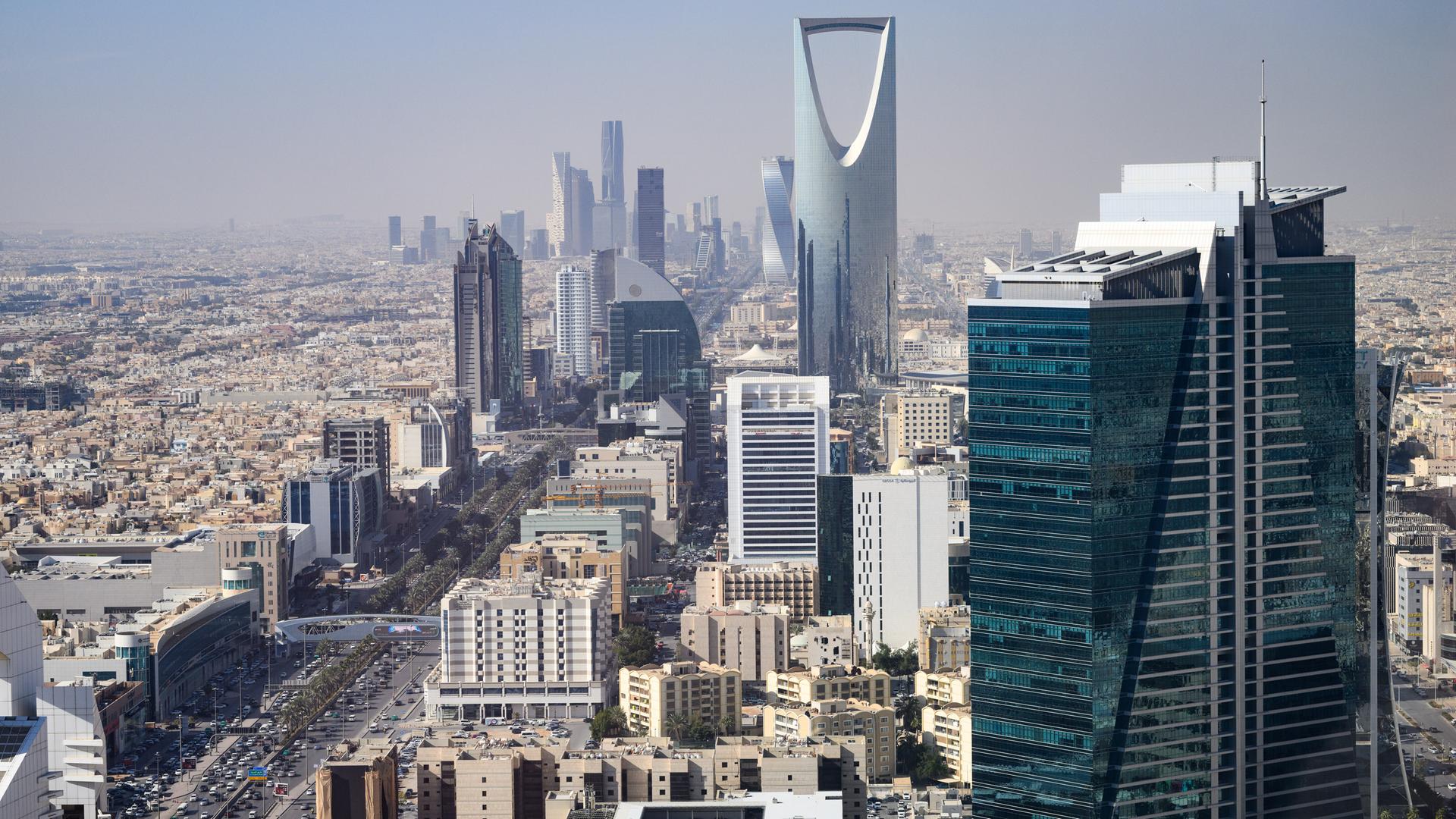 Blick von der Terrasse des Al Faisaliah Towers auf die Innenstadt von Riad. Die saudi-arabische Hauptstadt Riad ist mit rund 7,7 Mio. Einwohnerinnen und Einwohnern eine der größten und am schnellsten wachsenden Metropolen im Nahen Osten. Blick von der Terrasse des Al Faisaliah Towers auf die Innenstadt von Riad. Die saudi-arabische Hauptstadt Riad ist mit rund 7,7 Mio. Einwohnerinnen und Einwohnern eine der größten und am schnellsten wachsenden Metropolen im Nahen Osten.