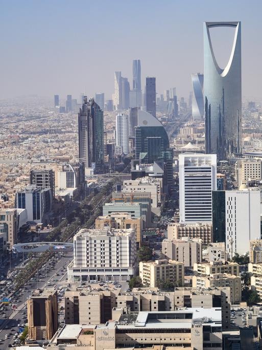 Blick von der Terrasse des Al Faisaliah Towers auf die Innenstadt von Riad. Die saudi-arabische Hauptstadt Riad ist mit rund 7,7 Mio. Einwohnerinnen und Einwohnern eine der größten und am schnellsten wachsenden Metropolen im Nahen Osten. Blick von der Terrasse des Al Faisaliah Towers auf die Innenstadt von Riad. Die saudi-arabische Hauptstadt Riad ist mit rund 7,7 Mio. Einwohnerinnen und Einwohnern eine der größten und am schnellsten wachsenden Metropolen im Nahen Osten.