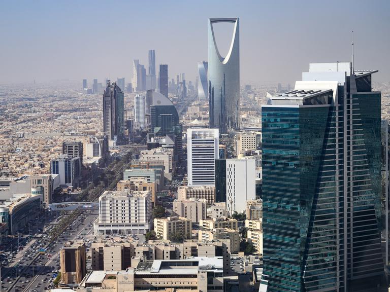 Blick von der Terrasse des Al Faisaliah Towers auf die Innenstadt von Riad. Die saudi-arabische Hauptstadt Riad ist mit rund 7,7 Mio. Einwohnerinnen und Einwohnern eine der größten und am schnellsten wachsenden Metropolen im Nahen Osten. Blick von der Terrasse des Al Faisaliah Towers auf die Innenstadt von Riad. Die saudi-arabische Hauptstadt Riad ist mit rund 7,7 Mio. Einwohnerinnen und Einwohnern eine der größten und am schnellsten wachsenden Metropolen im Nahen Osten.