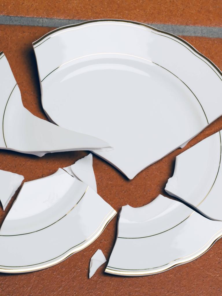 Ein zerbrochener Teller liegt auf einem Fuboden