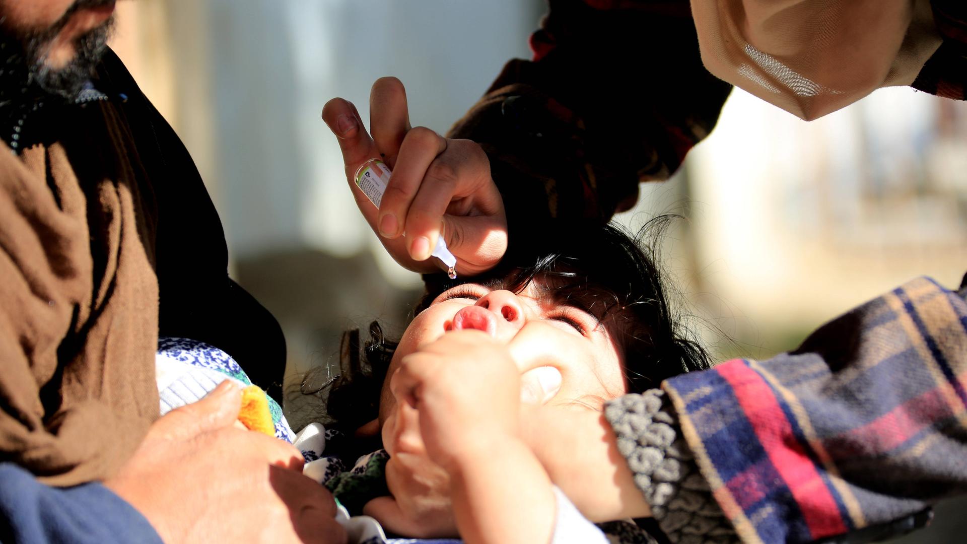 Polioimpfung durch eine medizinische Hilfsarbeiterin am 21.12.2022 in Kabul, Afghanistan  