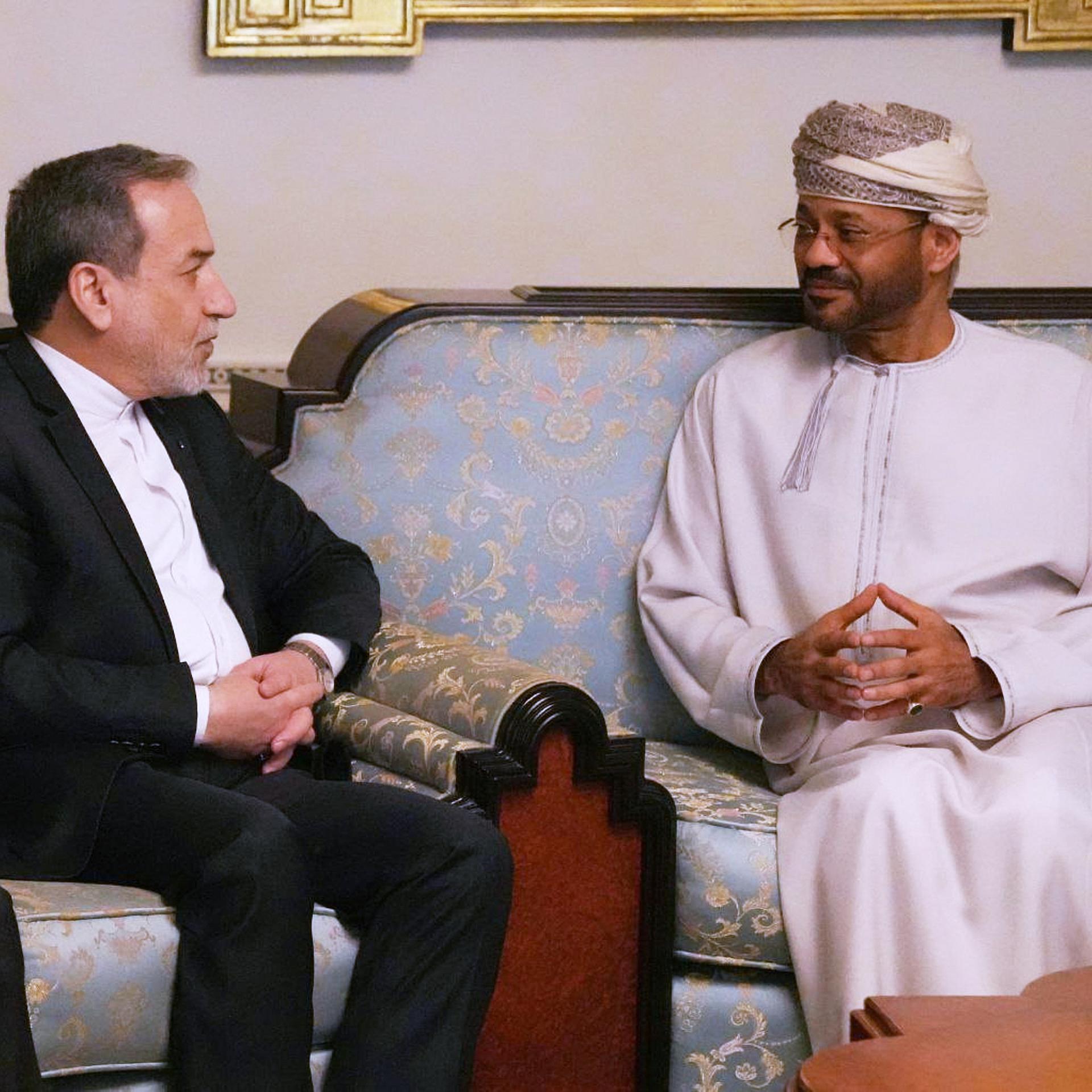 Der iranische Außenminister Abbas Araghtschi mit seinem omanischen Amtskollegen Sayyid Badr Albusaidi während ihres Treffens vor den Verhandlungen zwischen dem Iran und den USA in Muscat im Oman
